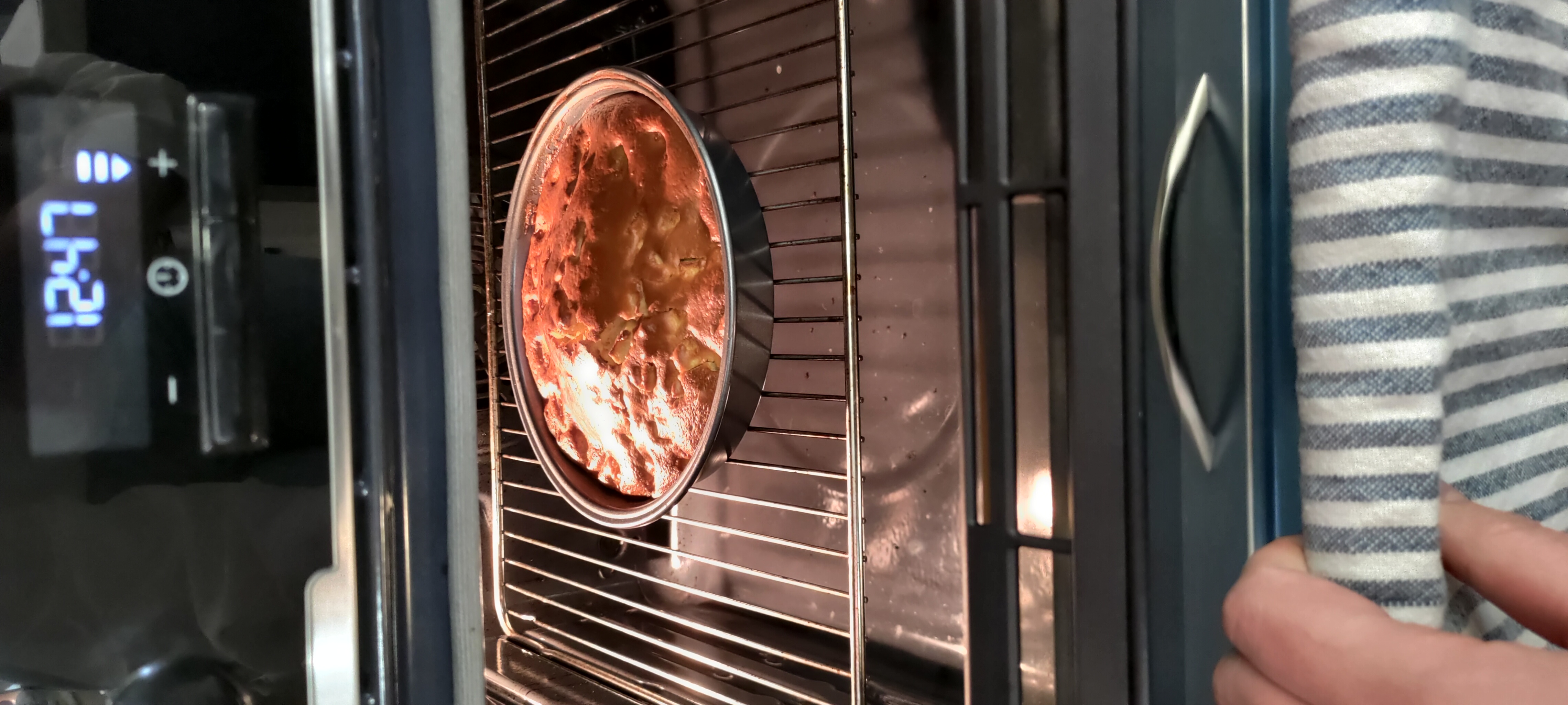 Gâteau aux pommes de Mamie Raymonde en cuisson dans le four à 180°C