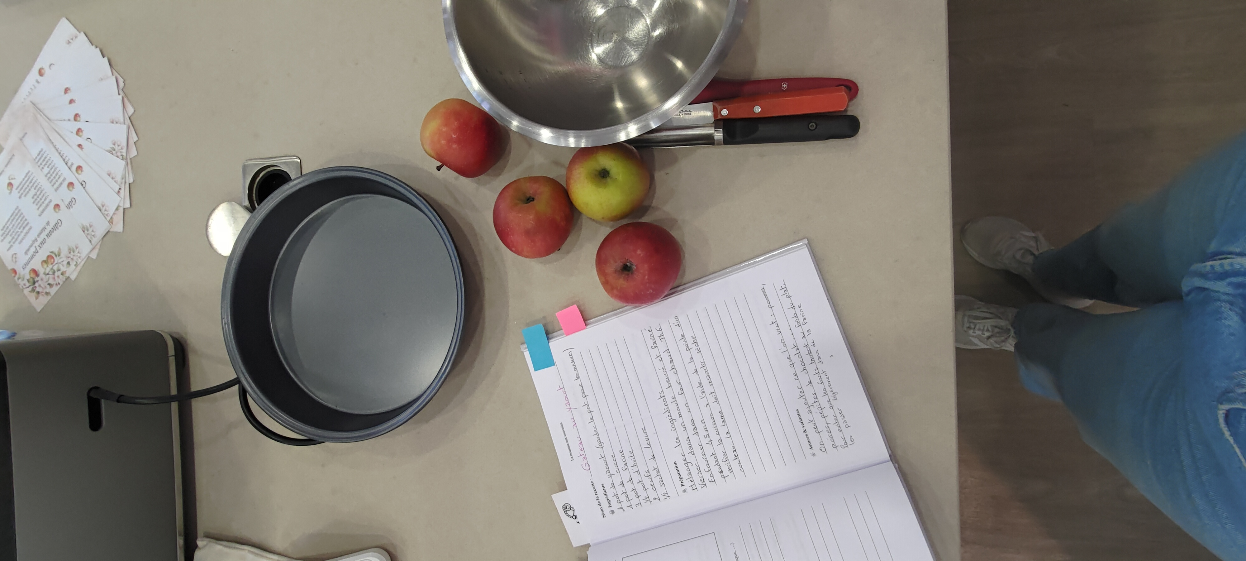 Le livre La Marmite aux Souvenirs ouvert sur une recette manuscrite du gâteau au yaourt