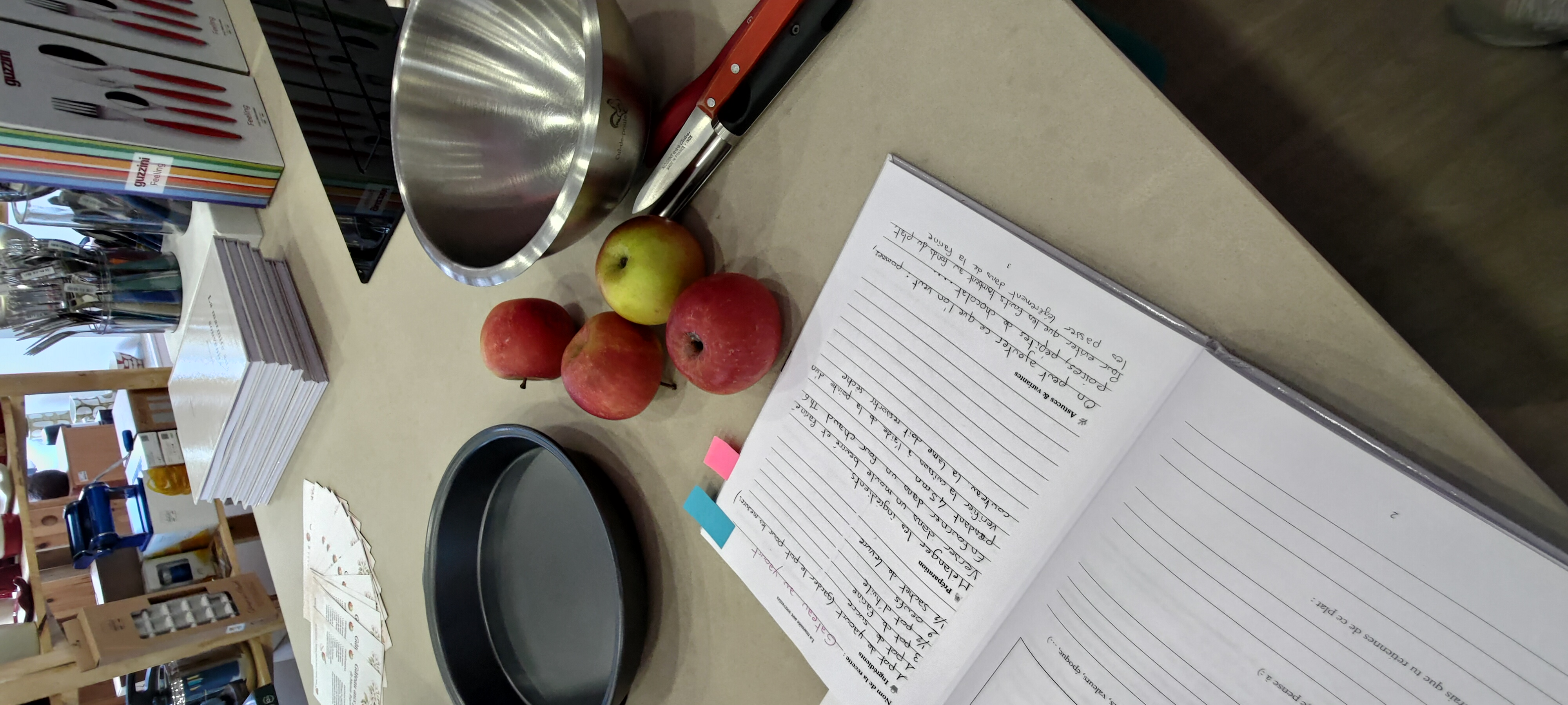 Mise en place pour la démonstration culinaire chez Coup de Cœur en Cuisine à Poissy