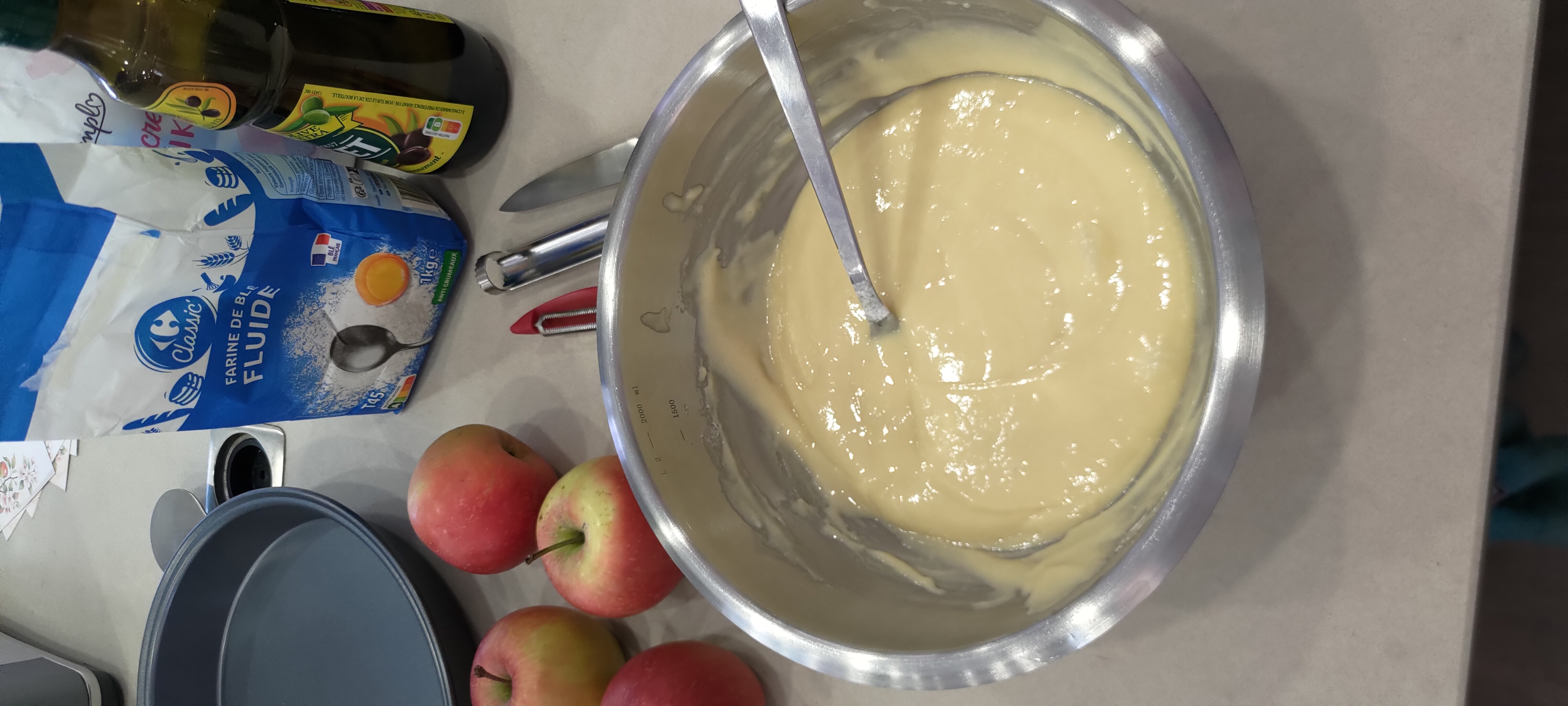 Préparation du gâteau aux pommes de Mamie Raymonde lors de la démonstration culinaire à Poissy