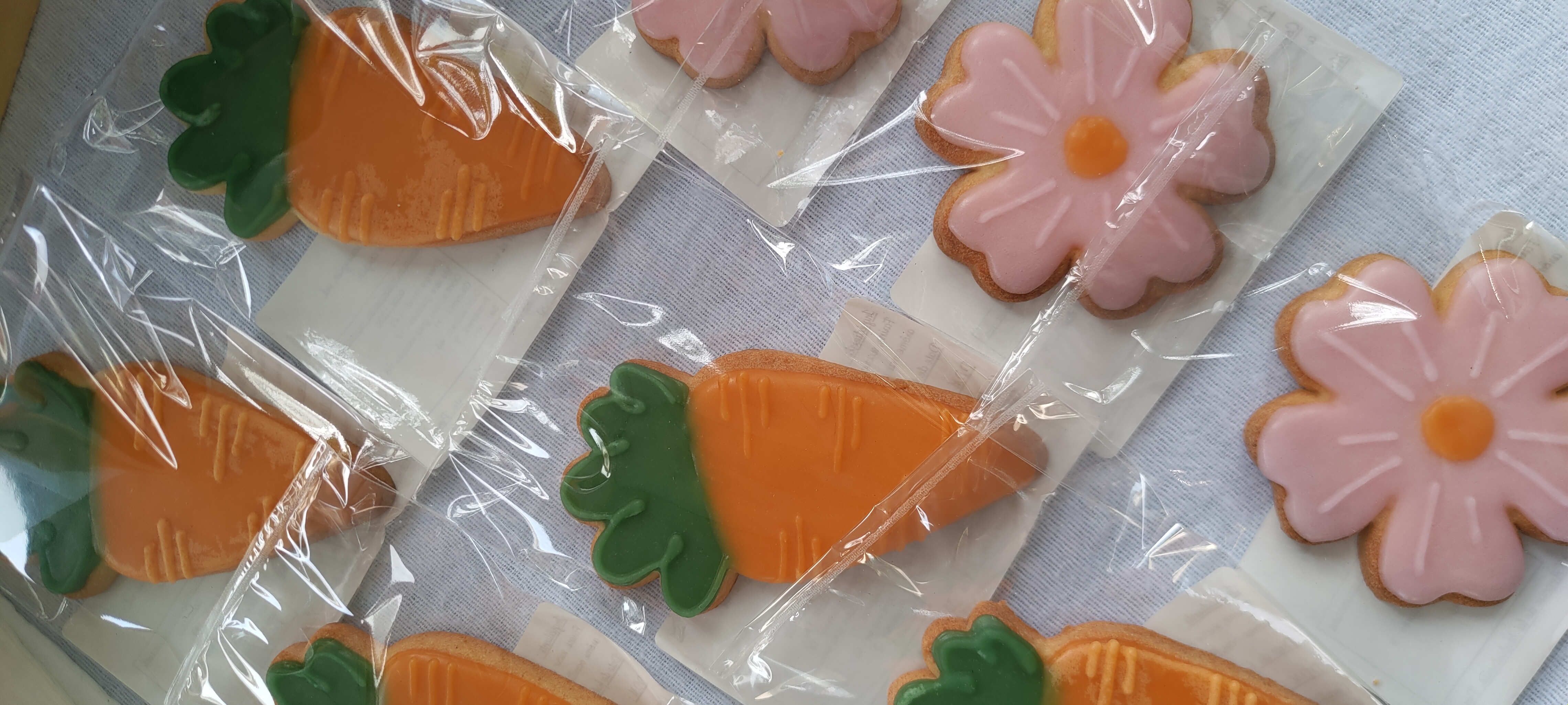 Sablés décorés en forme de carottes et fleurs de Pâques par Douceurs d'Oliv et Léa, Poissy