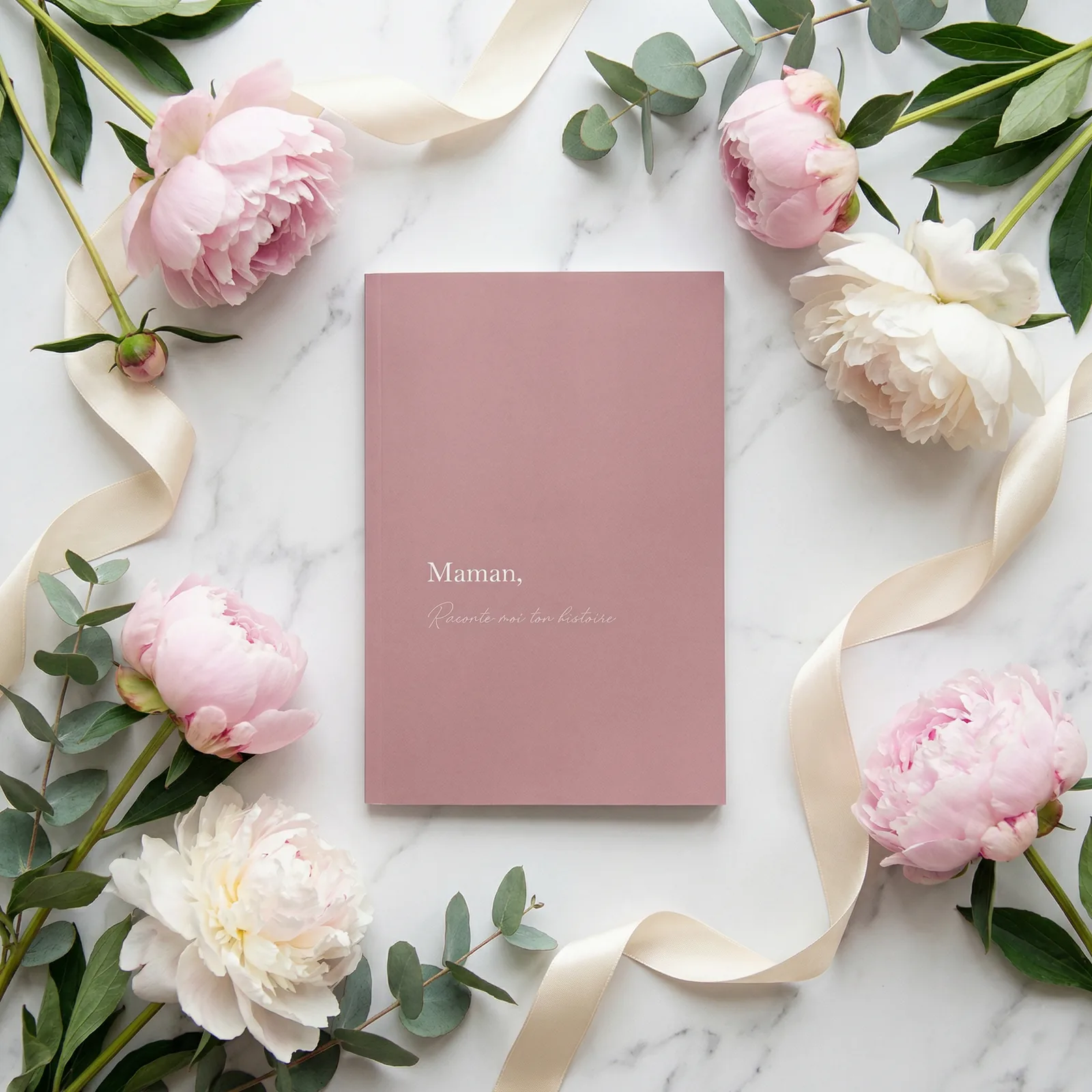 livre cadeau maman couverture rose poudré entouré de pivoines roses et blanches