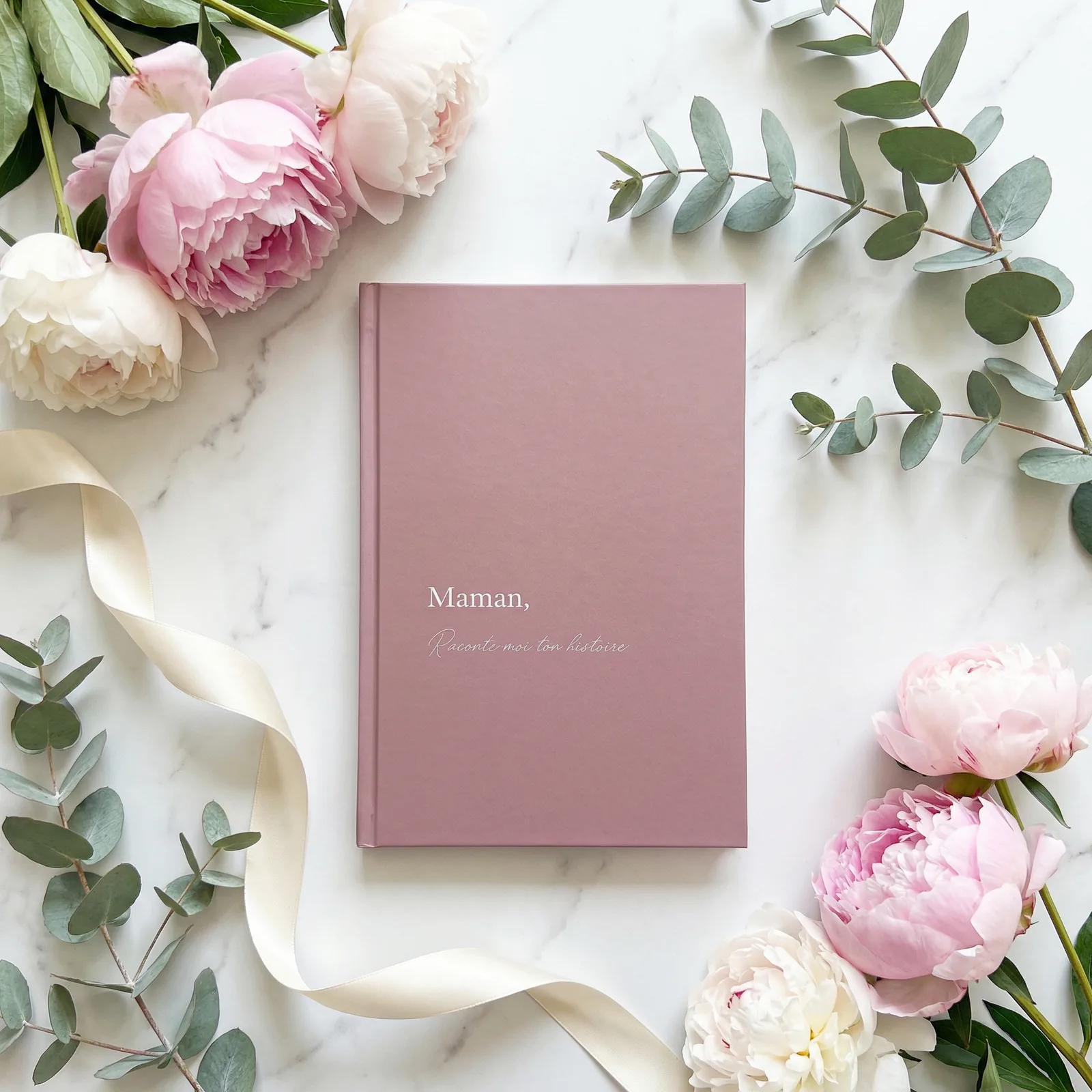 Maman Raconte-moi ton histoire couverture rose avec pivoines et eucalyptus