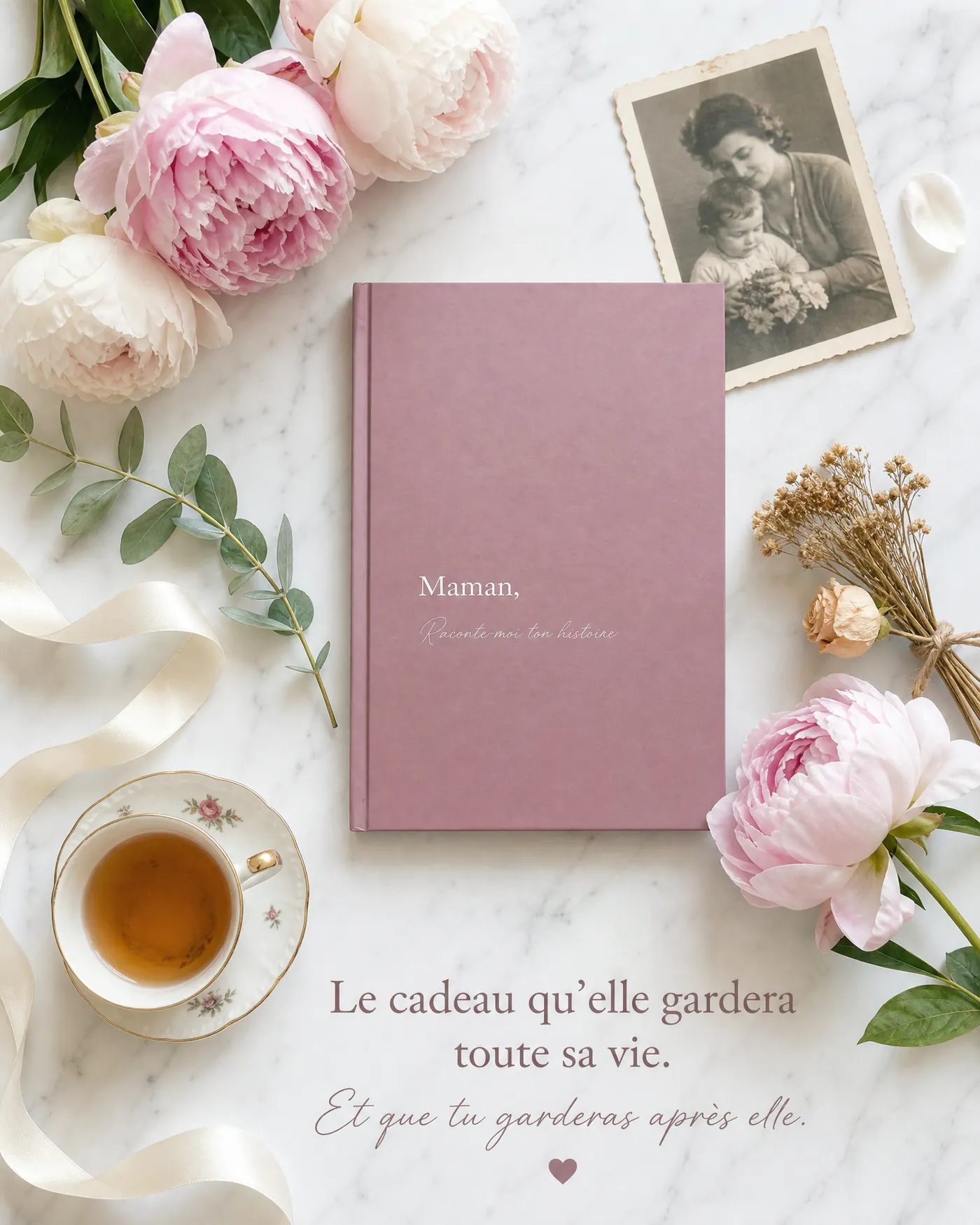 Livre Maman, Raconte-moi ton histoire avec une photo ancienne d'une mère et son enfant, des pivoines et une tasse de thé