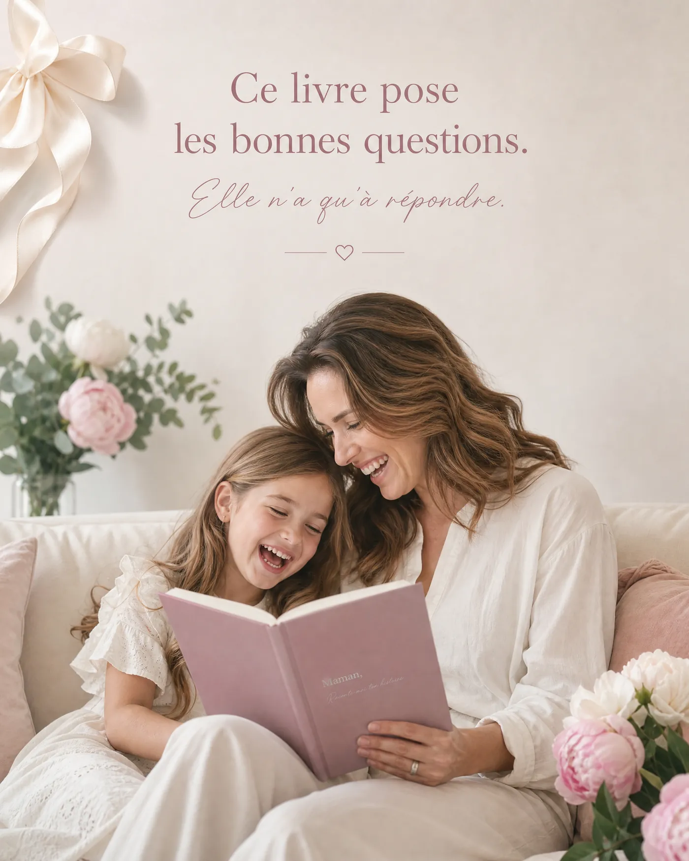Une mère et sa fille lisent ensemble le livre Maman, Raconte-moi ton histoire